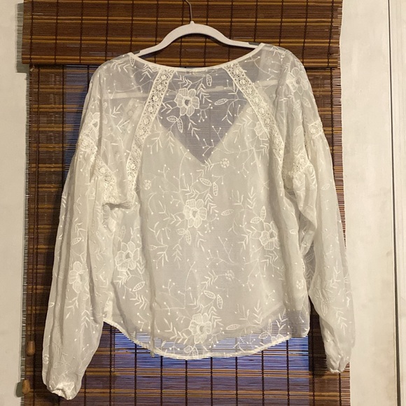 White embroidered blouse. Beautiful and lined in the front - Picture 2 of 2